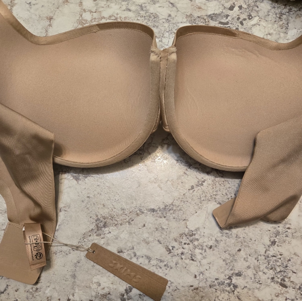 SKIMS Nude Toned Smooth Underwire Bra - Picture 3 of 6